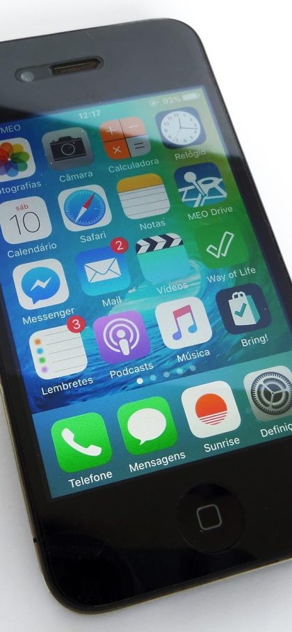 德邦物流单号查询 App 查询结果页：手机屏幕上半部分显示运单号与当前状态标签，下方是纵向排列的物流轨迹时间轴，每一条都带网点名称与到达时间